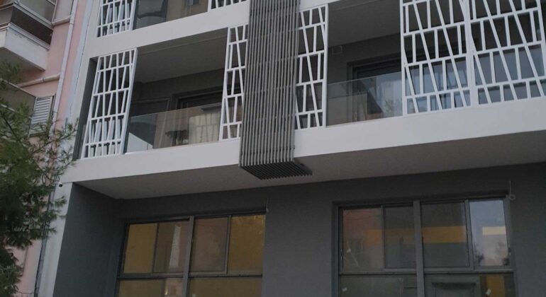 Νέα τριώροφη οικοδομή, με υπόγειο γκαράζ και φυτεμένο δώμα