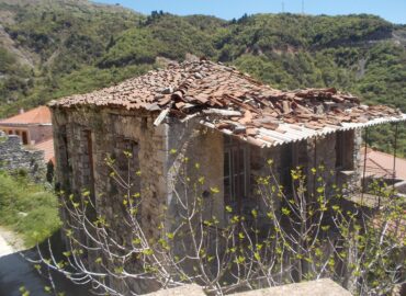 Υφιστάμενη Παλαιά Διώροφη Πέτρινη Οικία με Υπόγειο