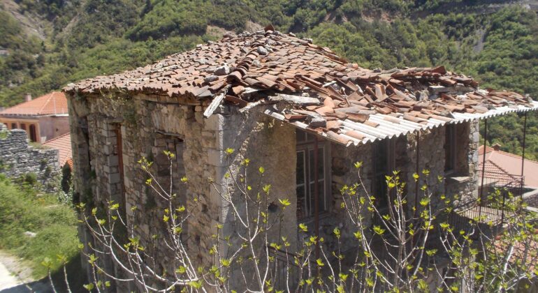 Υφιστάμενη Παλαιά Διώροφη Πέτρινη Οικία με Υπόγειο
