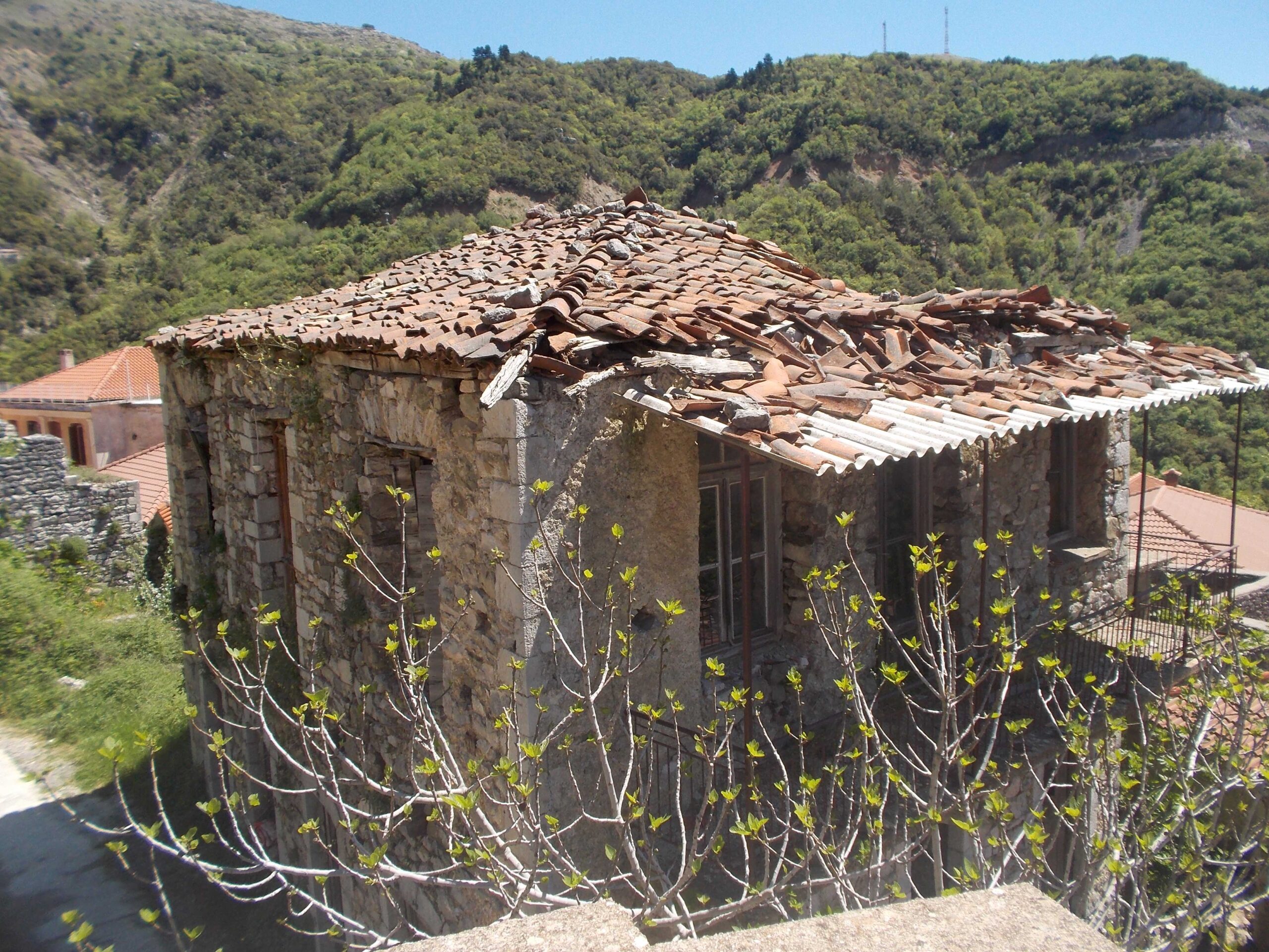 Υφιστάμενη Παλαιά Διώροφη Πέτρινη Οικία με Υπόγειο